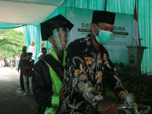 So Sweet! Mahasiswa Ini Dibonceng Bapak Naik Ontel Saat Wisuda Drive Thru So Sweet! Mahasiswa Ini Dibonceng Bapak Naik Ontel Saat Wisuda Drive Thru