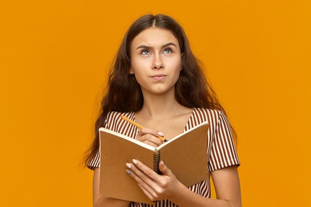 Hal Asik yang ada di Sastra Indonesia adalah Berkarya Sastra/Freepik.com