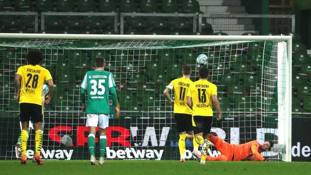 BREMEN, GERMANY - DECEMBER 15: Marco Reus of Borussia Dortmund scores their sides second goal from the penalty spot during the Bundesliga match between SV Werder Bremen and Borussia Dortmund at Wohninvest Weserstadion on December 15, 2020 in Bremen, Germany. Sporting stadiums around Germany remain under strict restrictions due to the Coronavirus Pandemic as Government social distancing laws prohibit fans inside venues resulting in games being played behind closed doors.  (Photo by Focke Strangmann - Pool/Getty Images)