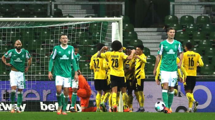 BREMEN, GERMANY - DECEMBER 15: Marco Reus of Borussia Dortmund celebrates with teammates after scoring their sides second goal from the penalty spot during the Bundesliga match between SV Werder Bremen and Borussia Dortmund at Wohninvest Weserstadion on December 15, 2020 in Bremen, Germany. Sporting stadiums around Germany remain under strict restrictions due to the Coronavirus Pandemic as Government social distancing laws prohibit fans inside venues resulting in games being played behind closed doors.  (Photo by Focke Strangmann - Pool/Getty Images)