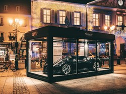 Mobil Seharga Rp 189 M Jadi Hiasan Pohon Natal