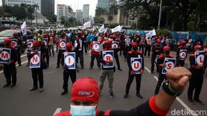 Buruh Gelar Aksi Kawal Judicial Review Omnibus Law