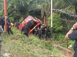 Bus Pengangkut Brimob Terguling di Jambi