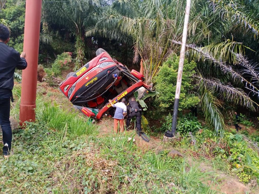Bus Pengangkut Personel Brimob Polda Sumsel Terbalik di Jambi Bus Pengangkut Personel Brimob Polda Sumsel Terbalik di Jambi
