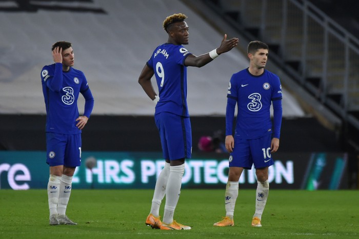 WOLVERHAMPTON, ENGLAND - DECEMBER 15: Tammy Abraham, Christian Pulisic and Mason Mount of Chelsea react during the Premier League match between Wolverhampton Wanderers and Chelsea at Molineux on December 15, 2020 in Wolverhampton, England. The match will be played without fans, behind closed doors as a Covid-19 precaution. (Photo by Rui Vieira - Pool/Getty Images)