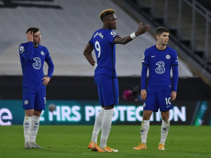 WOLVERHAMPTON, ENGLAND - DECEMBER 15: Tammy Abraham, Christian Pulisic and Mason Mount of Chelsea react during the Premier League match between Wolverhampton Wanderers and Chelsea at Molineux on December 15, 2020 in Wolverhampton, England. The match will be played without fans, behind closed doors as a Covid-19 precaution. (Photo by Rui Vieira - Pool/Getty Images)