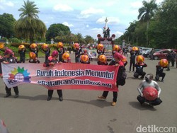 Buruh Demo di Patung Kuda, Tuntut Batalkan Omnibus Law Cipta Kerja