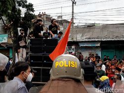 Demonstran Ricuh di KPU Tasikmalaya, 3 Polisi Terluka