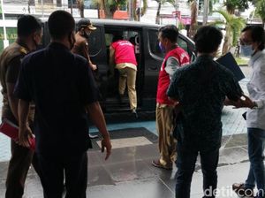 Tiga Pejabat Pemkot Pasuruan Ditahan Dugaan Penyimpangan Pengadaan Aplikasi Tiga Pejabat Pemkot Pasuruan Ditahan Dugaan Penyimpangan Pengadaan Aplikasi