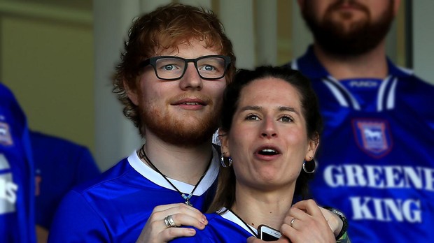 Ed Sheeran dan Cherry Seaborn/heatworld.com Ed Sheeran dan Cherry Seaborn pertama kali bertemu saat keduanya masih menjadi siswa di Thomas Mills High School in Suffolk, Inggris.