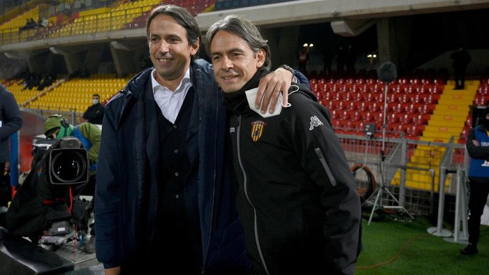 BENEVENTO, ITALY - DECEMBER 15: SS Lazio head coach Simone Inzaghi and Benevento Calcio head coach Filippo Inzaghi during the Serie A match between Benevento Calcio and SS Lazio at Stadio Ciro Vigorito on December 15, 2020 in Benevento, Italy. (Photo by Marco Rosi - SS Lazio/Getty Images)