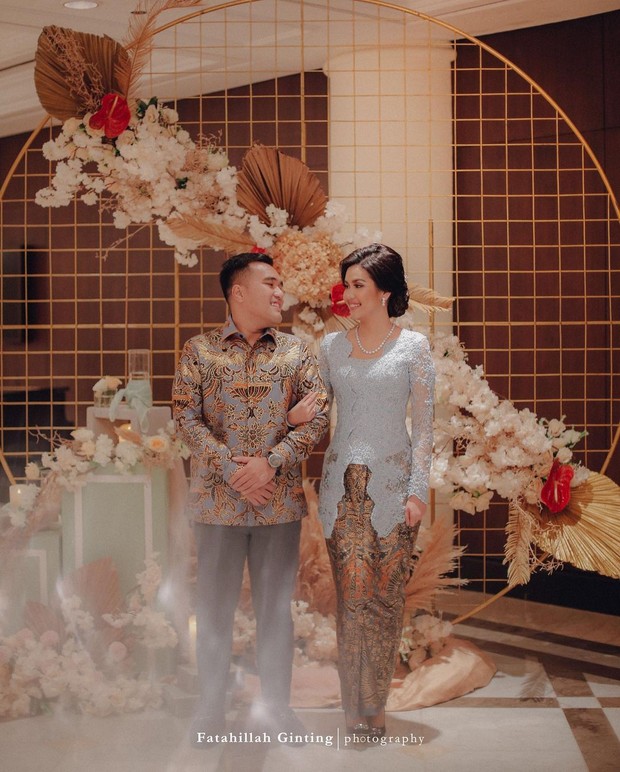 Foto: instagram.com/fatahillahginting inspirasi padu adan kebaya biru.