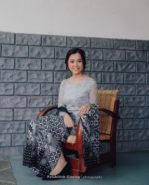 Foto: instagram.com/fatahillahginting inspirasi padu padan kebaya biru.