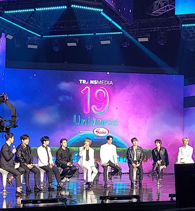 Geba 'Bung Korea' saat memandu acara Ulang Tahun Transmedia ke-19 bersama Super Junior