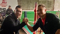 Dalam sebuah dokumenter dari DAZN di tahun 2019, Ronaldo pernah satu adegan bersama legenda tinju Gennady Golovkin yang pernah menangi sabuk juara IBO World Middle dan IBF World Middle. CR7 turut diajarin cara bertinju, lho! (Instagram/gggboxing)