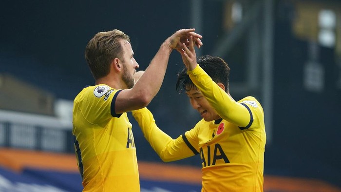 WEST BROMWICH, ENGLAND - NOVEMBER 08: Harry Kane of Tottenham Hotspur celebrates with teammate Son Heung-Min after scoring his sides first goal during the Premier League match between West Bromwich Albion and Tottenham Hotspur at The Hawthorns on November 08, 2020 in West Bromwich, England. Sporting stadiums around the UK remain under strict restrictions due to the Coronavirus Pandemic as Government social distancing laws prohibit fans inside venues resulting in games being played behind closed doors. (Photo by Dave Thompson - Pool/Getty Images)