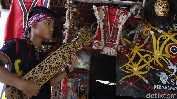 Sape merupakan alat musik tradisional Suku Dayak Kalimantan. Alat musik yang terbuat dari kayu ini dimainkan dengan cara dipetik.