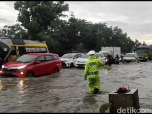 Diguyur Hujan Deras, Jalan Raya Bandung-Garut Terendam Banjir