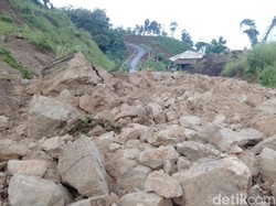 Akses Utama Menuju Geopark Ciletuh Sukabumi Terputus Akibat Longsor