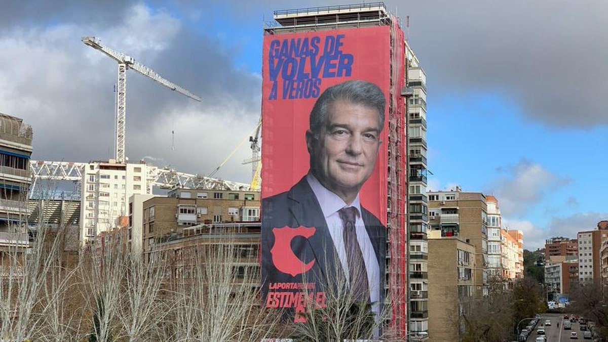 Baliho calon presiden Barcelona, Joan Laporta, terpasang dekat Santiago Bernabeu. (Foto: Twitter @JoanLaportaFCB)