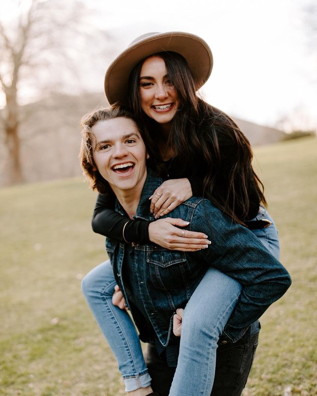 Joel Courtney dan Mia Scholink/instagram.com/mia_scholink Bintang The Kissing Booth, Joel Courtney, memiliki kekasih bernama Mia Scholink, yang sudah dia kenal sejak kecil.
