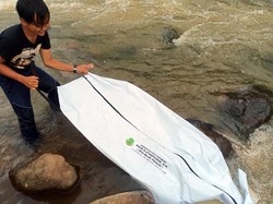 Bebersih Sungai, Pemuda Sukabumi Temukan Kantong Mayat