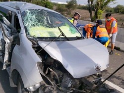 Ban Agya Meletus Lalu Tabrak Barrier dan Pikap, Pengemudi Tewas di Tempat