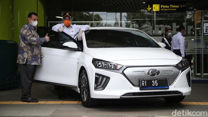 Kendaraan dinas pejabat Kemenhub resmi berganti jadi mobil listrik. Pergantian itu jadi upaya pemerintah untuk percepat penggunaan kendaraan ramah lingkungan.