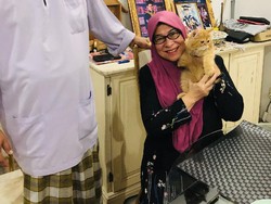 Viral Reaksi Emak-emak Saat Dapat Kado Ultah Kucing Mahal, Auto Nangis