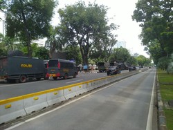 Kendaraan Water Cannon-Barracuda Disiagakan Jelang Demo Buruh di Patung Kuda