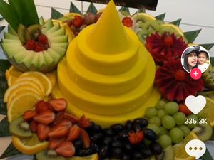 Lihat Puding Tumpeng yang Melehoy, Wanita Ini Tak Berhenti Ngakak Lihat Puding Tumpeng yang Melehoy, Wanita Ini Tak Berhenti Ngakak