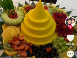 Lihat Puding Tumpeng yang Melehoy, Wanita Ini Tak Berhenti Ngakak