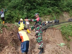 Alat Berat Buka Akses Longsor di Geopark Ciletuh Sukabumi