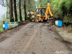 24 Jam Tertutup Longsor, Jalur Bromo dari Pasuruan Sudah Bisa Dilewati Lagi