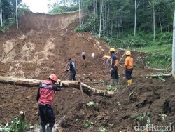 Longsor di Tasikmalaya Tutup Akses Penghubung Langkob-Cigalontang