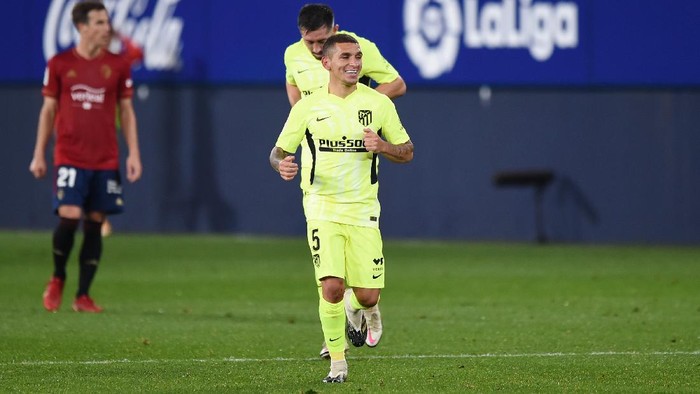 PAMPLONA, SPAIN - OCTOBER 31: Lucas Torreira of Atletico de Madrid celebrates after scoring his teams 3rd goal during the La Liga Santander match between C.A. Osasuna and Atletico de Madrid at Estadio El Sadar on October 31, 2020 in Pamplona, Spain. Sporting stadiums around Spain remain under strict restrictions due to the Coronavirus Pandemic as Government social distancing laws prohibit fans inside venues resulting in games being played behind closed doors. (Photo by Denis Doyle/Getty Images)