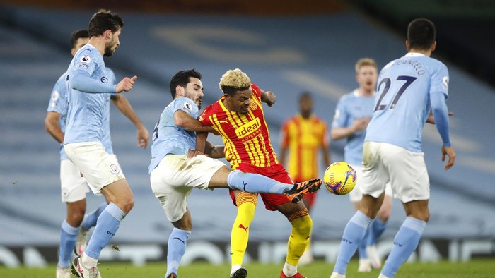 MANCHESTER, ENGLAND - DECEMBER 15: Grady Diangana of West Bromwich Albion is challenged by Ilkay Gundogan of Manchester City during the Premier League match between Manchester City and West Bromwich Albion at Etihad Stadium on December 15, 2020 in Manchester, England. The match will be played without fans, behind closed doors as a Covid-19 precaution.  (Photo by Clive Brunskill/Getty Images)
