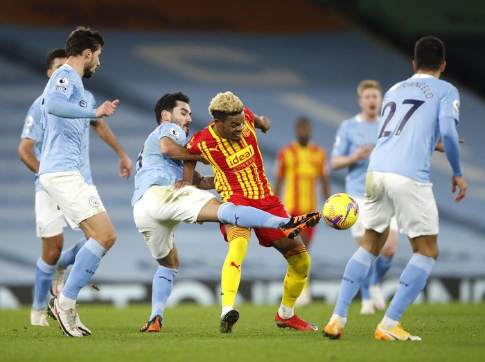MANCHESTER, ENGLAND - DECEMBER 15: Grady Diangana of West Bromwich Albion is challenged by Ilkay Gundogan of Manchester City during the Premier League match between Manchester City and West Bromwich Albion at Etihad Stadium on December 15, 2020 in Manchester, England. The match will be played without fans, behind closed doors as a Covid-19 precaution.  (Photo by Clive Brunskill/Getty Images)