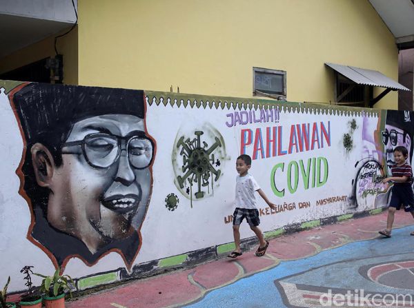 Mural Aneka Warna dan Rupa Mejeng di Lenteng Agung