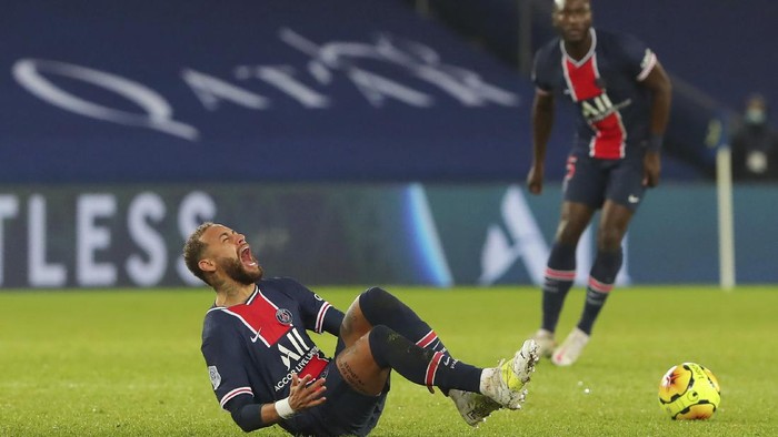 PSGs Neymar falls in pain during the League One soccer match between Paris Saint Germain and Lyon, at the Parc des Princes stadium in Paris, France, Sunday, Dec. 13, 2020. (AP Photo/Thibault Camus)