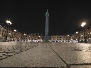 Paris Sunyi saat Jam Malam Menyapa