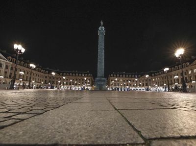 Paris Sunyi saat Jam Malam Menyapa