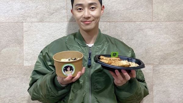Gantengnya Park Seo Joon Saat Makan Es Krim dan Pizza