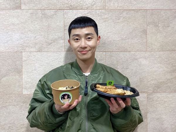 Gantengnya Park Seo Joon Saat Makan Es Krim dan Pizza