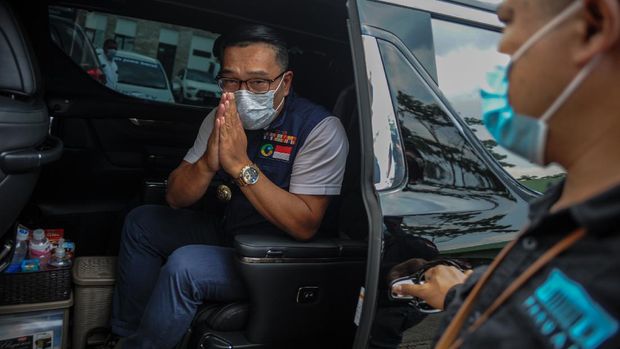 Gubernur Jawa Barat Ridwan Kamil memasuki kendaraannya usai menjalani pemeriksaan di Ditreskrimum Polda Jabar, Bandung, Jawa Barat, Rabu (16/12/2020). Ridwan Kamil diperiksa sebagai saksi untuk kedua kalinya terkait kerumunan massa Rizieq Shihab yang terjadi di Megamendung, Kabupaten Bogor, Jawa Barat. ANTARA FOTO/Raisan Al Farisi/foc.