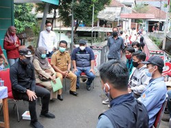 Bima Arya & BEM se-Bogor Bagi-bagi Masker & Hand Sanitizer di Kampung