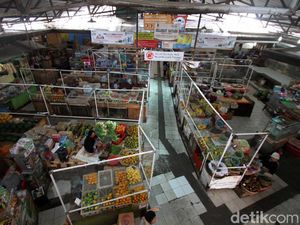 Cegah Penyebaran Corona, Pasar Gede Solo Dipasang Sekat Pembatas