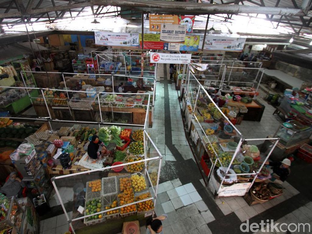 Cegah Penyebaran Corona, Pasar Gede Solo Dipasang Sekat Pembatas Cegah Penyebaran Corona, Pasar Gede Solo Dipasang Sekat Pembatas