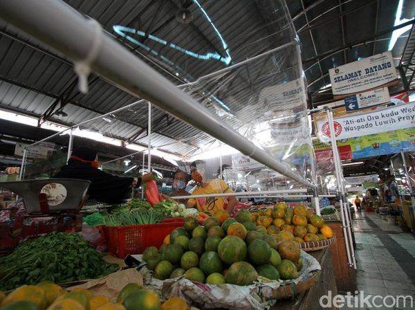 Perketat Protokol Kesehatan, Ada Sekat Plastik di Pasar Gede Solo