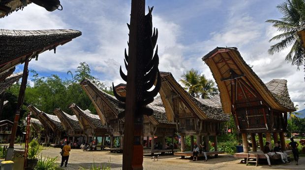 Desa Kete Kesu jadi salah satu destinasi wisata andalan Sulawesi Selatan. Di sana wisatawan salah satunya dapat melihat rumah adat suku Toraja. Penasaran?